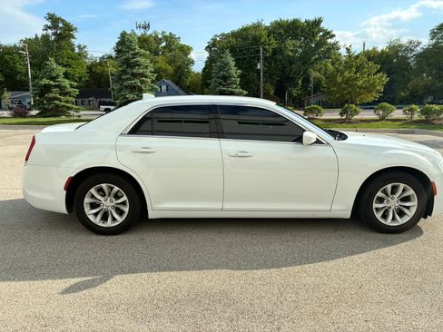 Used 2021 Chrysler 300 Touring RWD image 4