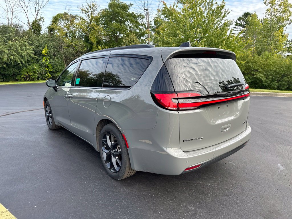 Used 2025 Chrysler Pacifica Limited FWD image 5