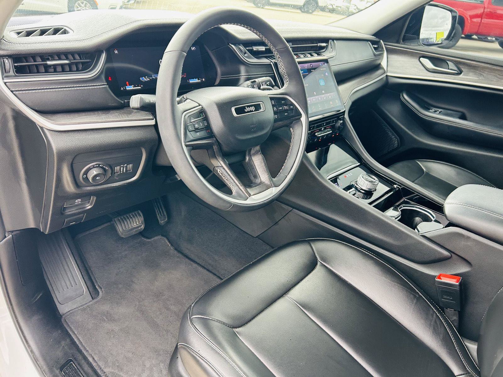 Used 2023 Jeep Grand Cherokee Limited w/ Black Appearance Package AWD/4WD image 17