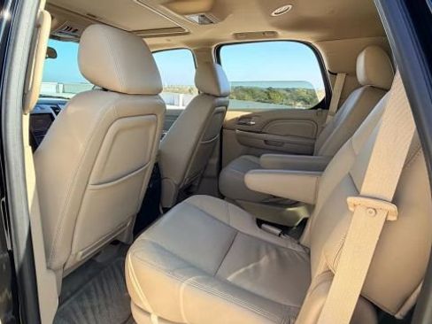 Used 2012 Cadillac Escalade Luxury image 30
