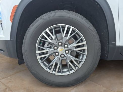 Used 2025 Chevrolet Traverse LT FWD image 14