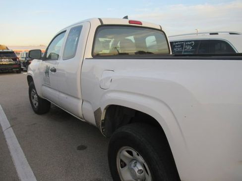Used 2017 Toyota Tacoma SR image 4