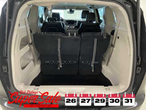 Used 2024 Chrysler Pacifica Touring-L image 7