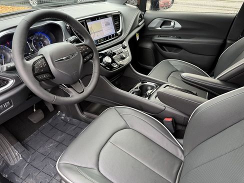 New 2026 Chrysler Pacifica Limited FWD image 11
