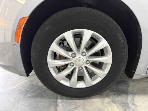 Used 2018 Chrysler Pacifica Touring-L w/ Advanced Safetytec Group FWD image 23