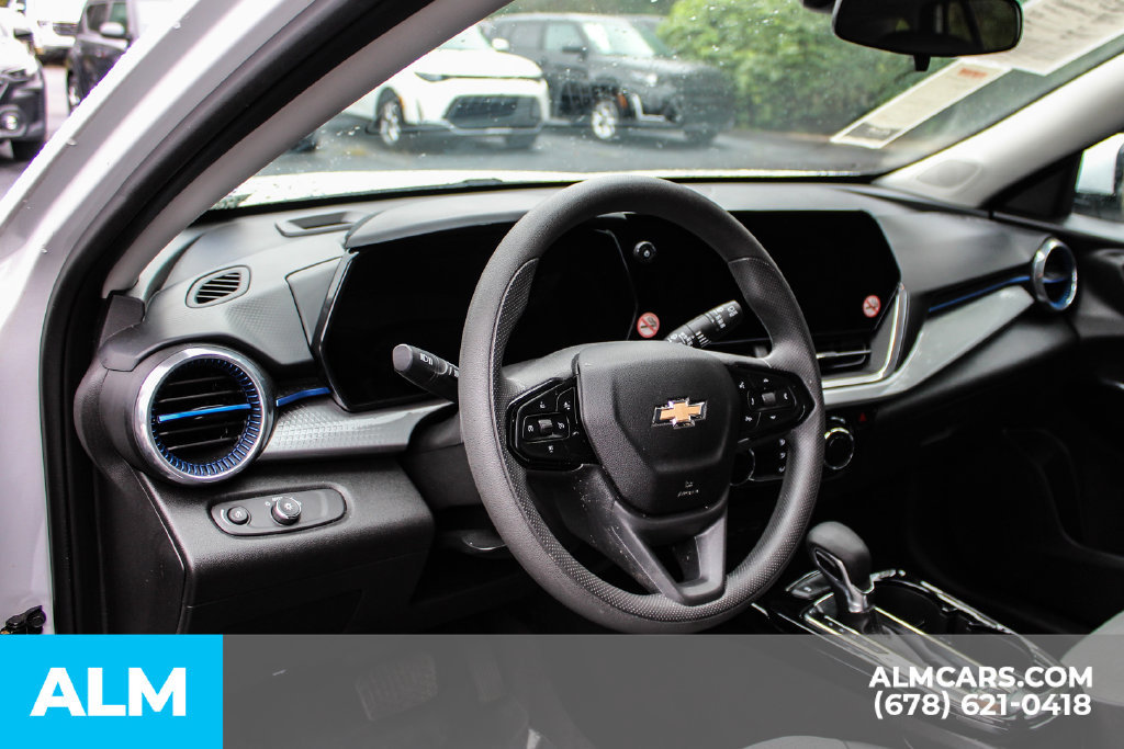 Used 2025 Chevrolet Trax LT FWD image 22