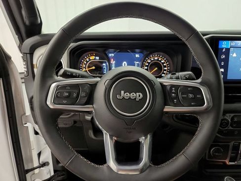 Used 2025 Jeep Wrangler Unlimited Sahara AWD/4WD image 20