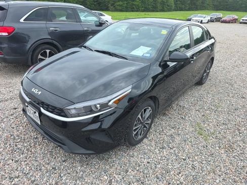 Certified 2024 Kia Forte LXS FWD image 3