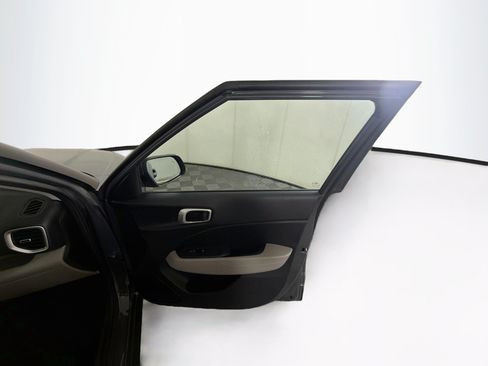 Used 2025 Hyundai Venue SEL FWD image 31