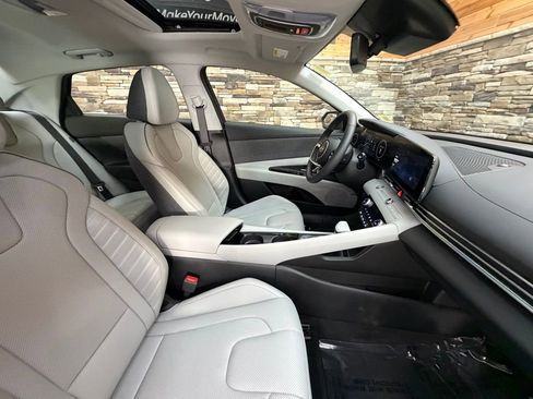 Certified 2025 Hyundai Elantra Limited FWD image 14