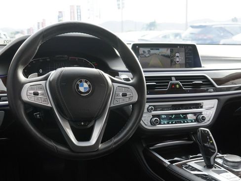 Used 2022 BMW 750i xDrive image 22