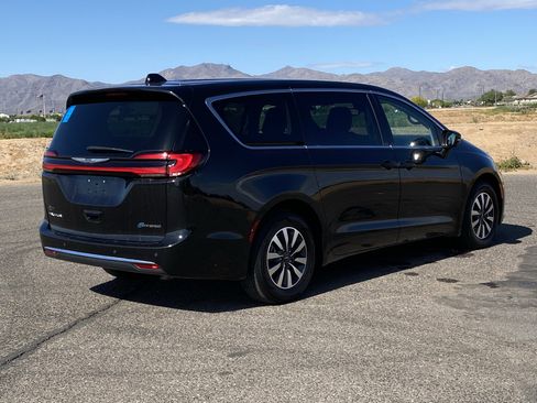 Used 2023 Chrysler Pacifica Touring-L FWD image 3