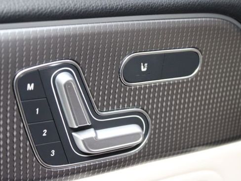 Used 2021 Mercedes-Benz GLB 250 4MATIC w/ Premium Package image 12