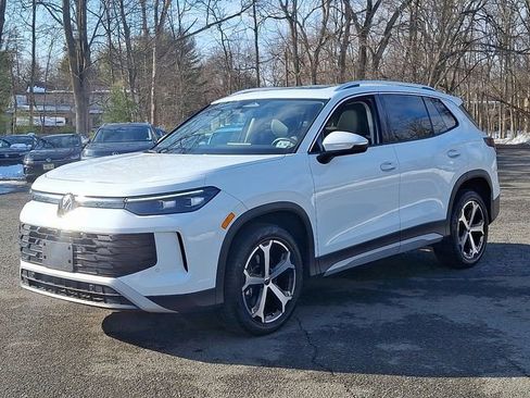Certified 2025 Volkswagen Tiguan SE w/ Panoramic Sunroof Package image 5