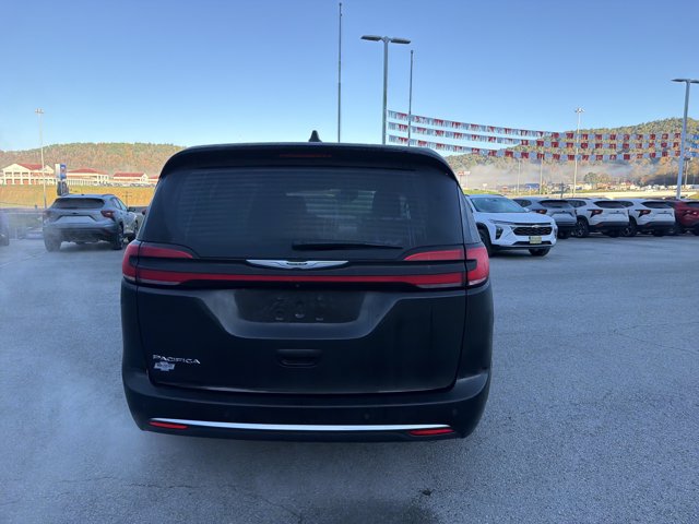 Used 2024 Chrysler Pacifica Touring-L FWD image 5