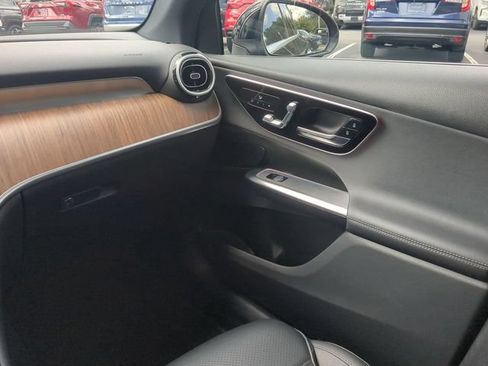 Used 2025 Mercedes-Benz GLC 300 image 19