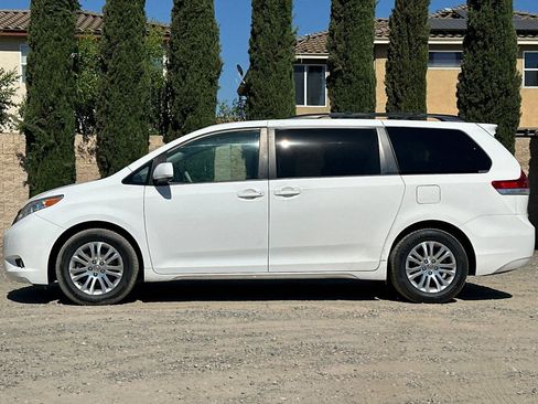 Used 2014 Toyota Sienna XLE FWD image 7