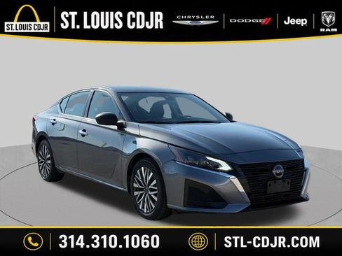 Used 2024 Nissan Altima 2.5 SV FWD image 1