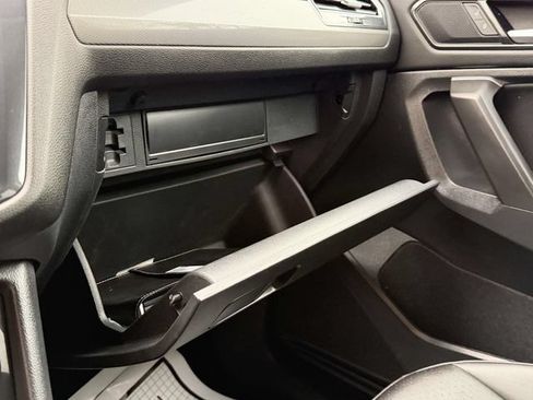 Certified 2024 Volkswagen Tiguan SE AWD/4WD image 36