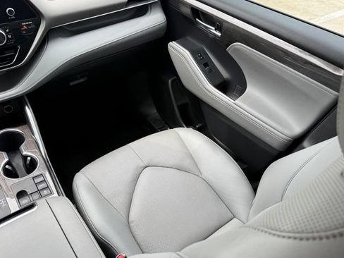 Used 2023 Toyota Highlander Limited FWD image 27