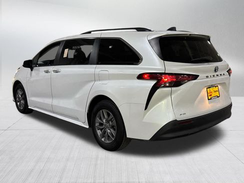 Used 2022 Toyota Sienna XLE AWD/4WD image 3