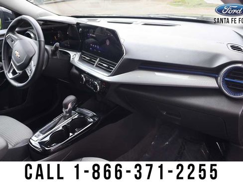 Used 2025 Chevrolet Trax LT w/ LT Convenience Package FWD image 25