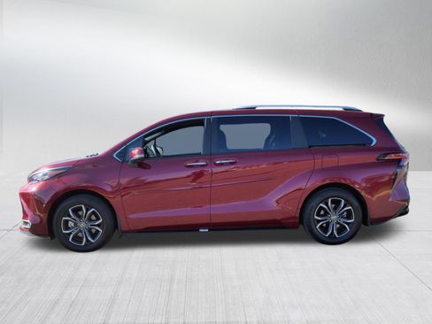 Used 2025 Toyota Sienna Platinum AWD/4WD image 4