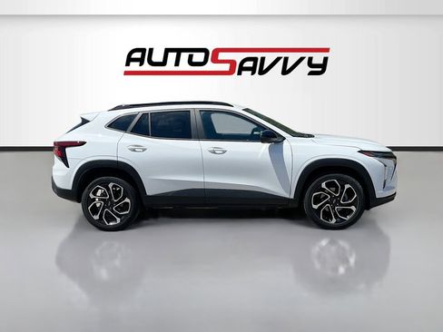 Used 2025 Chevrolet Trax RS w/ Sunroof Package FWD image 8