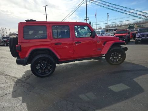 Used 2025 Jeep Wrangler Unlimited Sahara w/ Safety Group AWD/4WD image 15