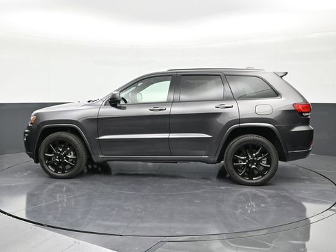 Used 2021 Jeep Grand Cherokee Laredo X image 2