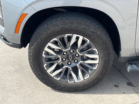 Used 2025 Chevrolet Suburban Z71 AWD/4WD image 8