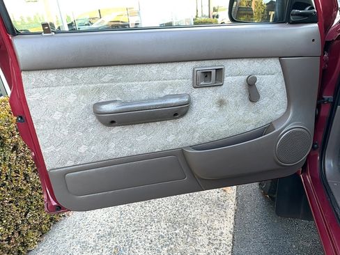 Used 2000 Toyota Tacoma 4x4 Regular Cab image 12