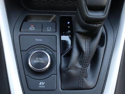 Used 2025 Toyota RAV4 LE AWD/4WD image 33