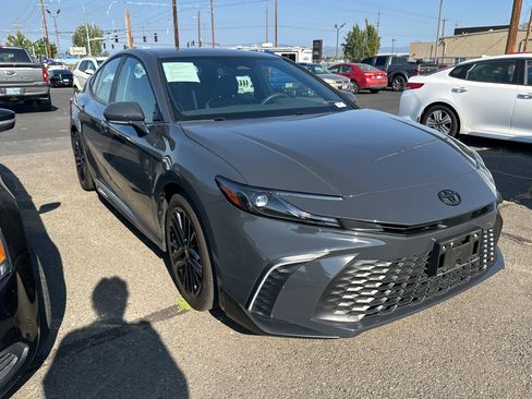 Used 2025 Toyota Camry SE w/ Convenience Package FWD image 2