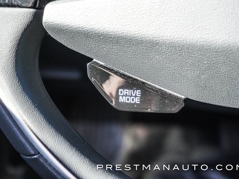 Used 2025 Kia Niro EX image 32