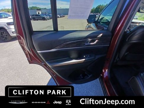 Certified 2023 Jeep Grand Cherokee Limited AWD/4WD image 12