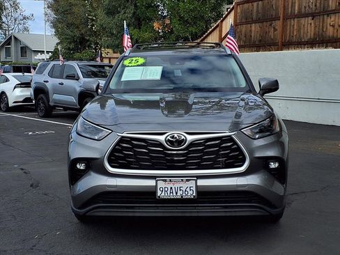 Certified 2025 Toyota Highlander XLE image 2