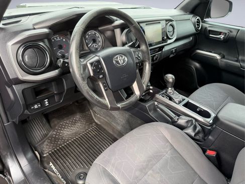 Used 2016 Toyota Tacoma TRD Sport w/ Premium & Technology Package AWD/4WD image 13