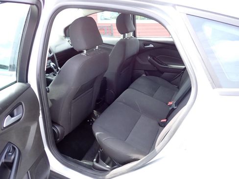 Used 2016 Ford Focus SE w/ SE Cold Weather Package FWD image 8