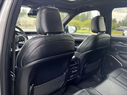 Used 2024 Jeep Grand Cherokee Overland image 12