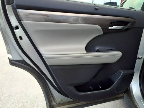 Used 2022 Toyota Highlander Platinum AWD/4WD image 15