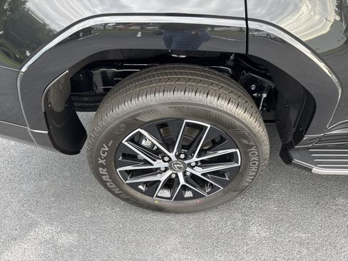 Used 2026 Lexus GX 550 w/ Accessory Package (2T) AWD/4WD image 11