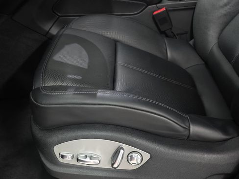 Certified 2023 Porsche Macan AWD/4WD image 25
