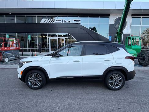 Used 2023 Kia Seltos S FWD image 2