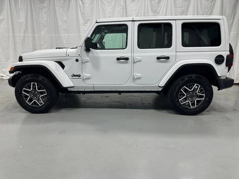 Used 2025 Jeep Wrangler Unlimited Sahara AWD/4WD image 4