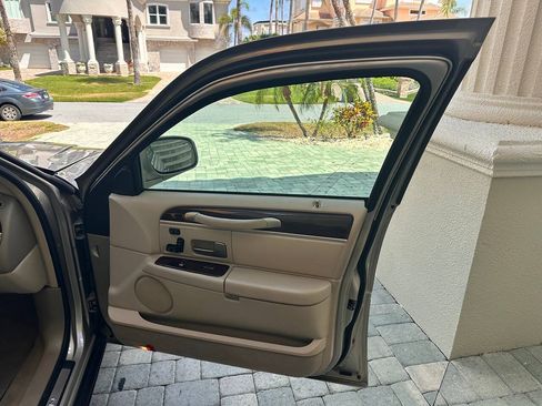 Used 2007 Lincoln Town Car Signature Limited RWD image 61