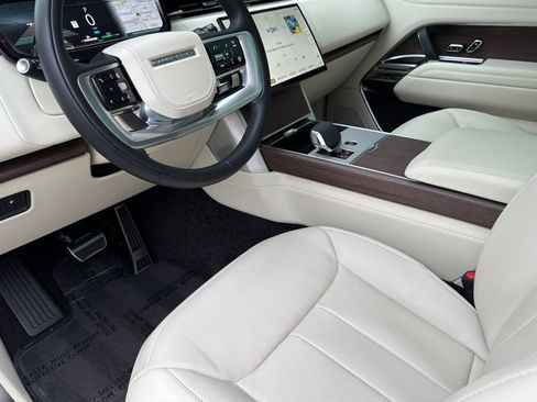 Used 2025 Land Rover Range Rover SE AWD/4WD image 9