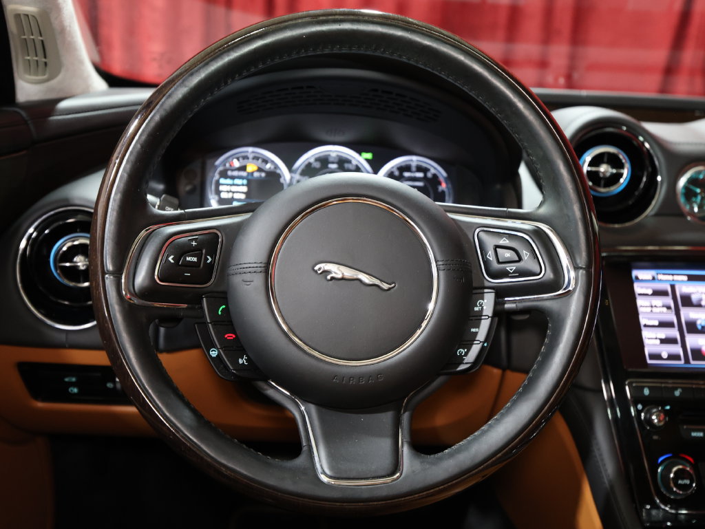 Used 2014 Jaguar XJ L Supercharged RWD image 17