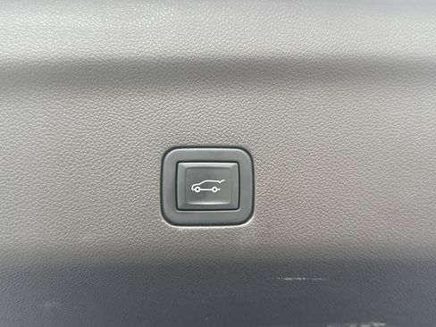 Used 2023 GMC Yukon XL SLT w/ SLT Premium Package image 6