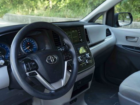 Used 2019 Toyota Sienna L FWD image 16